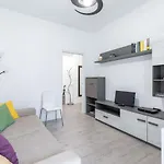 Piazza De Angeli M1 Comfortable Flat With Balcony *