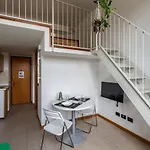 Guesthost - Apts Milano-corso Magenta Daire *