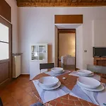 Youhosty - Ripa5 C Apartment