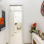 Elegant Triplex Townhouse With Luxe Terrace ميلان