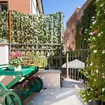Elegant Triplex Townhouse With Luxe Terrace ميلان