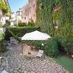 Elegant Triplex Townhouse With Luxe Terrace ميلان