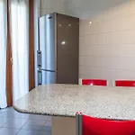Ampio Con Terrazzo, 3 E 2 Bagni A 2 Passi Dalla Metro Lejlighed *