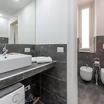 Luxury 3 Bedrooms - B *