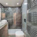 Luxury 3 Bedrooms - B Lägenhet