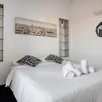 Stylish Top-floor Apt; Design Disctrict شقة