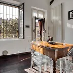 Stylish Top-floor Apt; Design Disctrict