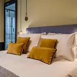 Guesthost - Brera Exclusive And
