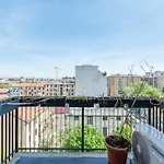 شقة Large With Private Balcony And Workspace