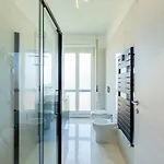 Large With Private Balcony And Workspace * ميلان