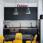 شقة Large With Private Balcony And Workspace ميلان