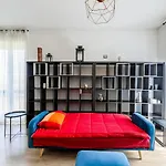 شقة Large With Private Balcony And Workspace