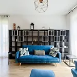 Large With Private Balcony And Workspace * ميلان