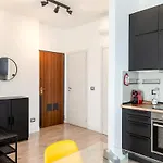 Large With Private Balcony And Workspace ميلان