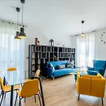 شقة Large With Private Balcony And Workspace