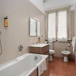 Stylish Two-bedroom Near Fiera Exhibition Area Just Minutes From Wagner Metro Station Red Line M1 Apartament *
