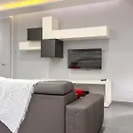 Family 2br With Balcony, Near Metro Daire *