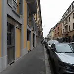 Guesthost - On Two Levels Daire *
