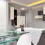 Daire Family 2br With Balcony, Near Metro Milano