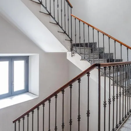 The Rent - Bright One Bedroom With Balcony In Moscova Milão