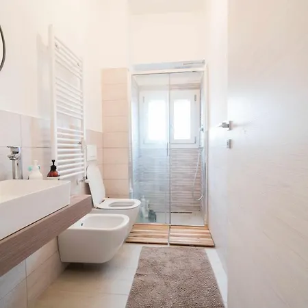 Due Passi Da Stazione Coffee + Wifi * מילאנו