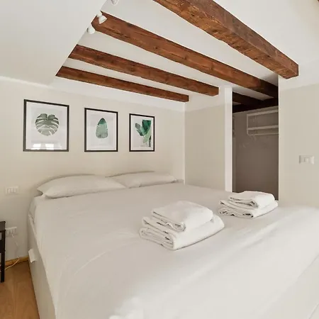Guesthost - Porta Venezia Modern Loft - The Door דירה *