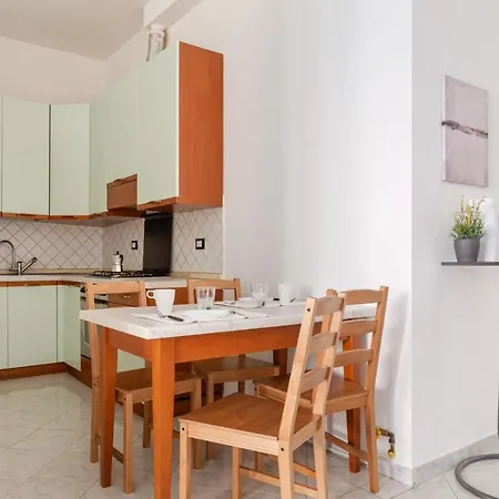 Guesthost - Stazione Cozy And Functional Flat Апартаменты *
