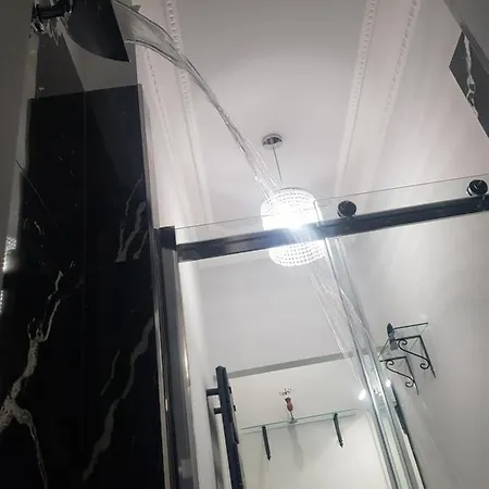 بيت للعطل Black & White