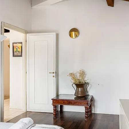 Διαμέρισμα Elegant Loft With Wooden Ceilings- Isola District- Farini 27 *