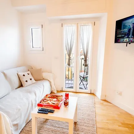 Due Passi Da Stazione Coffee + Wifi דירה