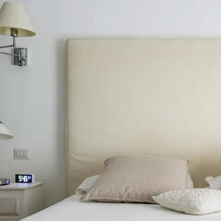 Luxury Modern One Bedroom In Great Location Apartment *