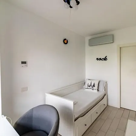 The Rent - Spacious Four-bedroom Close To Forlanini Distrct