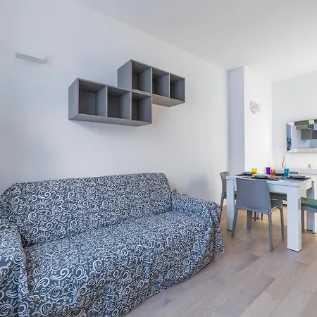 Guesthost - Cosy With Balcony!