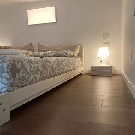 White Flat Puglie * ميلان