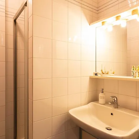 Fara Haus Deluxe - 2 Bedrooms Lägenhet Milano