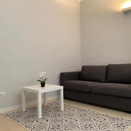 Bilocale Di Ringhiera In Corso Como/garibaldi * Milano