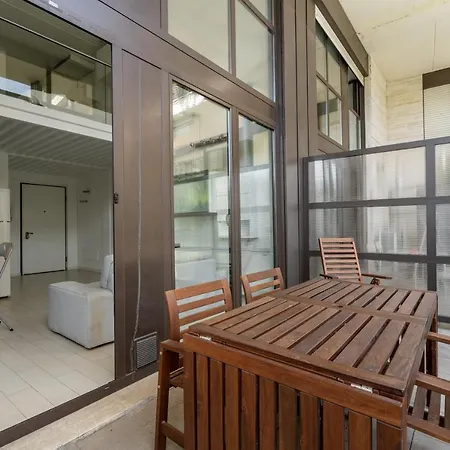 Guesthost - Elegant Loft With Balcony! *