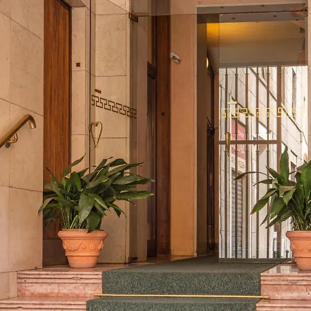 The Rent - With Balcony In Downtown Daire Milano