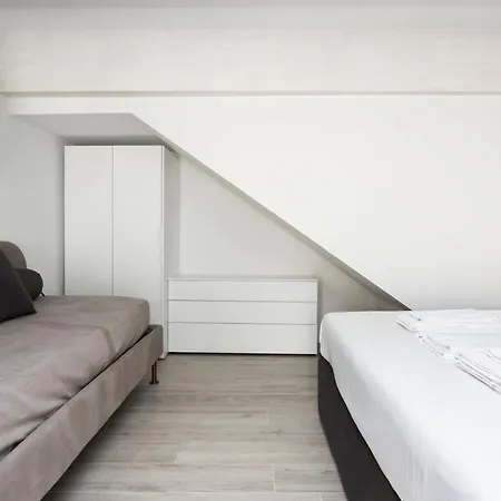 Nest For 2 In Fashion District Via S Cecilia *