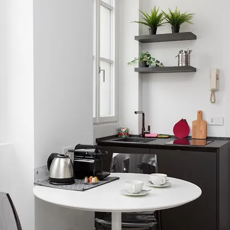 Nest For 2 In Fashion District Via S Cecilia Apartment