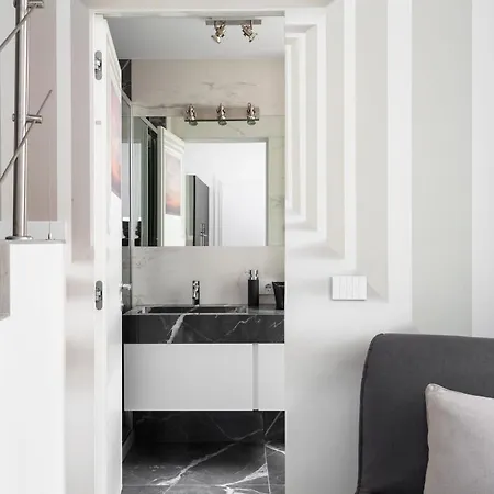 Apartment Nest For 2 In Fashion District Via S Cecilia *