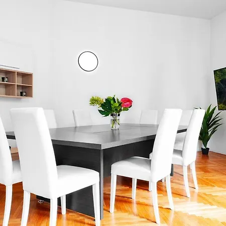 3 Bedrooms דירה