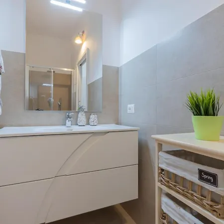 Design Premium In Center - Homeunity Apartman
