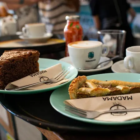 호스텔 마다나 앤 비스트로 *