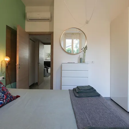 Modern Close To Shopping District *