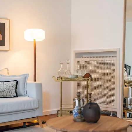 The Couper Bagutta Πανσιόν *