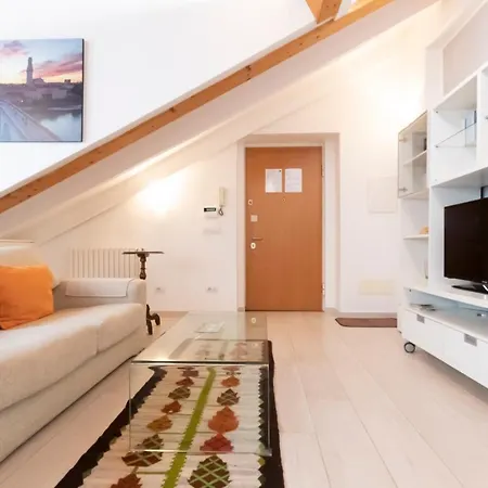 Apartamento Mansarda Cola Milão