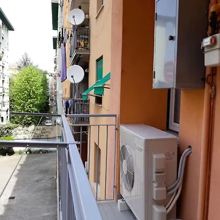 Bright Two-room Overlooking The Park 公寓
