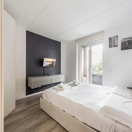 Guesthost - Comfy With Private Parking & Balcony Апартаменты *