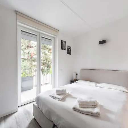 Guesthost - Comfy With Private Parking & Balcony Апартаменты *